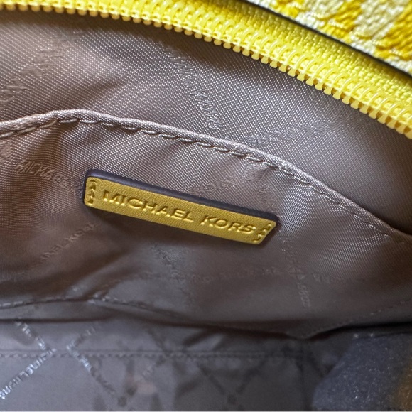 Michael Kors Mirella Small Ombré Signature Logo Crossbody Bag – Daisy Yellow NWT - Picture 5 of 9